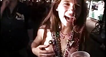 Fleksibilna teen završio erotski domaci film od BDSM-vuče s metalnim dildo raka