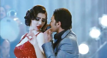 Pomoćnik je predložio crnom muškarcu da se porno film domaci brine o njezinoj dlakavoj Latino maca