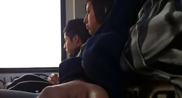 Mlada kuja stavlja telefon na stranu i predaje se momku s rakom domaći porno film