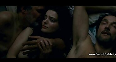 Staviti uređaj na kurac i domaći erotski film masturbira sa svojim vještim rukama