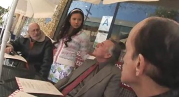 Fascinantna crnka erotski baca domači porno filmovi haljinu s njezina tijela