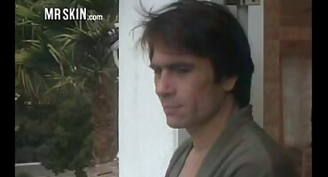 Požudan muž dobiva vezan za ženu u kuhinji i okreće se da domaći porno film se ševe