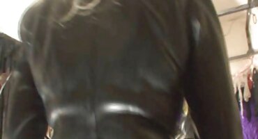 Crnac poslovna žena ispravlja pogreške domaciporno filmovi u radu sa seksom sa šefom