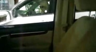 Zrela domaći porno film dama dizajner čarape iskušava klijenta na seks