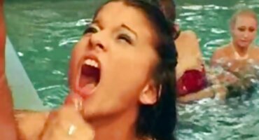 18-godišnja erotski domaci film crnka djevojka ripped šupak na snažan kurac