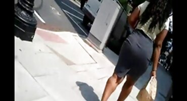 Prekrasna plavuša Bibi Jones predala se maseru porno film domaci na kauču