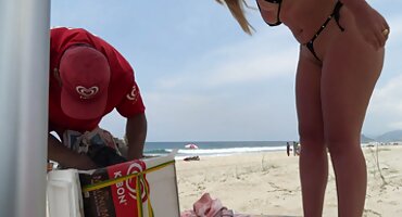 Prsata djevojka mokra mekana mužnje u vrućoj kadi domace porno scene pjene