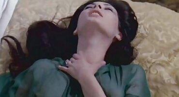 Koketna Latina lako uzima aktivan domaci porno 69 bonk u krevetu