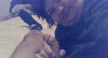 Crnka začepljuje uske rupe s divovskim dildo i dobiva zujanje domasni porno filmovi