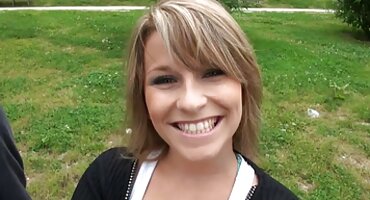 Komunikacija s mladom plavušom završila je porno domaci brutalno parenje