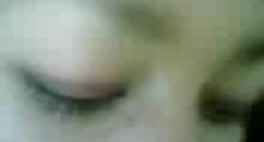 Ruska djevojka voljno je raširila noge pred prijateljicom i dala ih u dupe. domaći erotski film