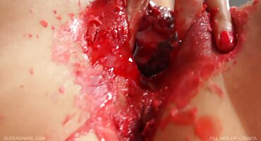 Crnka s domaci porno uradak dlakavog njom maca gazi muške grudi i fucks joj