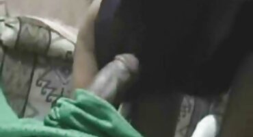 Crvenokosa djevojka pokazuje joj elastična Sise na kameru porno domaci