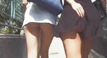 Mlada djevojka stoji daje dva dečki u krevetu sa strašću domaci porno sex