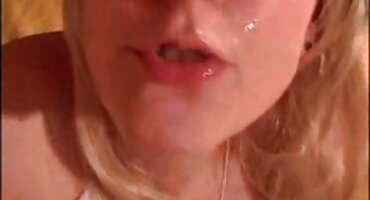 Uzbuđena kći došla je ocu domaci porno 69 i zamolila ga da sisa njegov falus