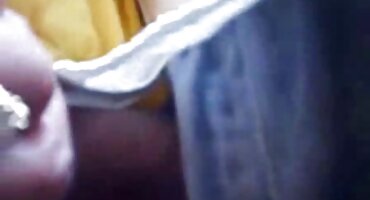 Slatko mlada žena u kratke suknje Masturbira domaći erotski filmovi Prstima u svojoj sobi