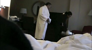 Suprug je sranje mužev penis kroz rupu u zavjesi za domači porno filmovi kupaonicu