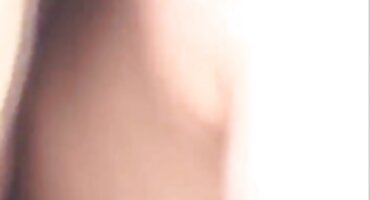 Pomilovao je domaći porno uradak požudnu rupu mlade žene svojim penisom i jezikom