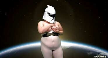 Prsata tattooed domaći erotski filmovi djevojka puši cigaretu i pokazuje užitak