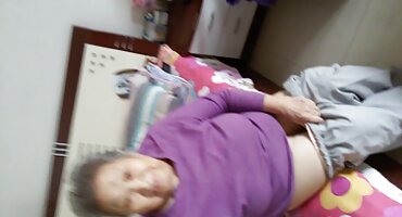 Muž porno domaci je postavio kameru i prisilio ženu da mu da pušenje pred njom