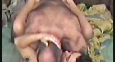 Ruska djevojka na domaci filmovi sex casting drži usne na kurac partnera