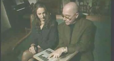 Zrela dama pohlepno je isisala kurac svog domaci porno tube djeda dok je gledala porno