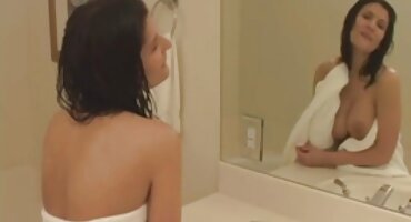 Postavio sam kameru i počeo voziti penis mog muža s njegovim anusom domači porno film