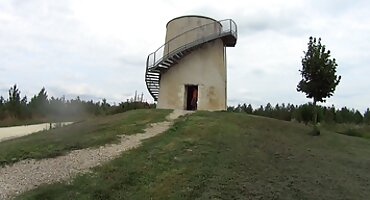 Djevojka obrađuje falus sa svojim ustima u hladnom domaci seksi film zraku