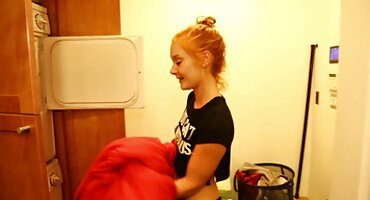 Crna flert Ashlee Pink strastveno predaje joj dupe domaći erotski filmovi