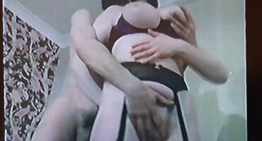 Vozač uzima seosku domaciporno filmovi kurvu u usta i usmjerava penis u vaginu na otvorenom