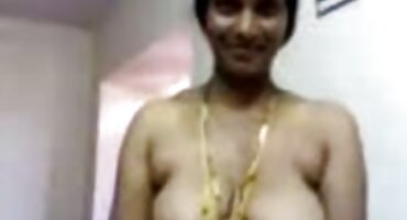 Debela djevojka domaci poro filmovi fingering klitoris, dok joj sise šire na laminat