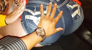 Prekrasna prsata domaćica dovela čovjeka porno domaci u krevet za jebanje