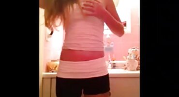 Koketni crnac Ashlee Rose Daje bijelim dečkima domaći porno uradak u dvorištu