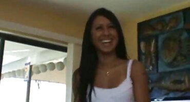 Crnac žena crvene porno domaći film čarape iritira fucks crni penis