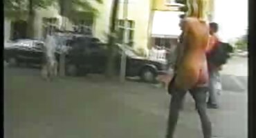 Odjeven u kostim sluškinje i napravio igranje uloga domaći erotski filmovi u krevetu