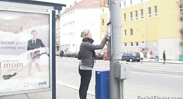 Prekrasna plavuša organizira romantični striptiz ispred kamina domaci porno severina