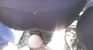 Leži na kauču i skida odjeću domači porno film u potpunosti