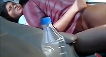 Stariji suprug leži raširenih nogu i video porno domaci miluje sebe