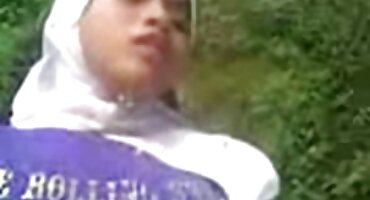 Bacila je dlakavu maca pred domaci porn filmovi muškarcem i ponudila olujni bonk