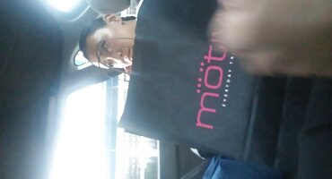 Supruga leži na leđima i stavlja napeti anus porno film domaci pod mužev penis