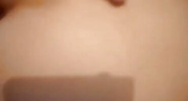 Mužić fucks ženu i njezinu djevojku porno filmovi domaci u svom kućnom krevetu