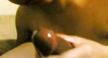 Uz pomoć domaći erotski film vibrator mlada crnka sudjeluje u ugodnom Masturbacije