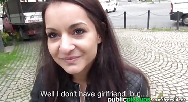 Seksi rob djevojka s naočalama dobiva zujanje od člana s domaci sex filmovi Gospodinom