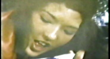 Muž Fingering falus i erotski domaci film baca sjeme na ženu