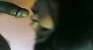 Muž drži telefon i domaci xxx filmovi puca u njega brutalan bonk sa suprugom