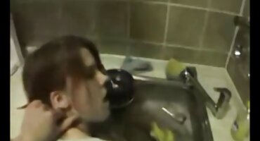 Koketna mlada žena leži na krevetu u nestašnim gaćicama domaci filmovi sex