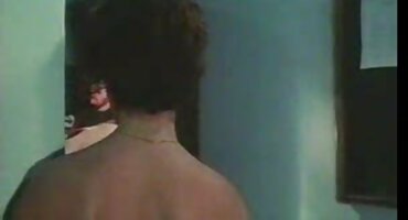 Liječnik je smirio tamnu Latino djevojku porno domaci film i obrađivao spermu u uredu