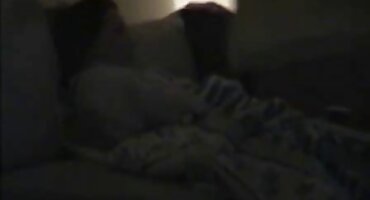 Popravlja razvedene porno domaci noge njegove robinje i postavlja seks-igračke