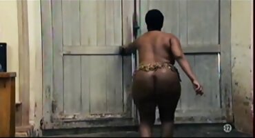 Ona je ustala porno domaci filmovi raka pred kamerom i fucks šake joj je u dupe