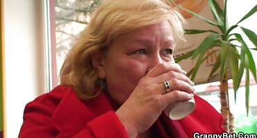 Popela se do brata ispod pokrivača i posegnula za njegovim erotski domaći filmovi penisom